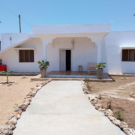 Red Land House Bed & Breakfast Watamu Ngoại thất bức ảnh