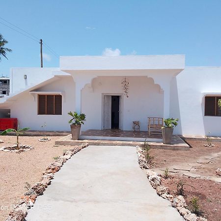 Red Land House Bed & Breakfast Watamu Ngoại thất bức ảnh
