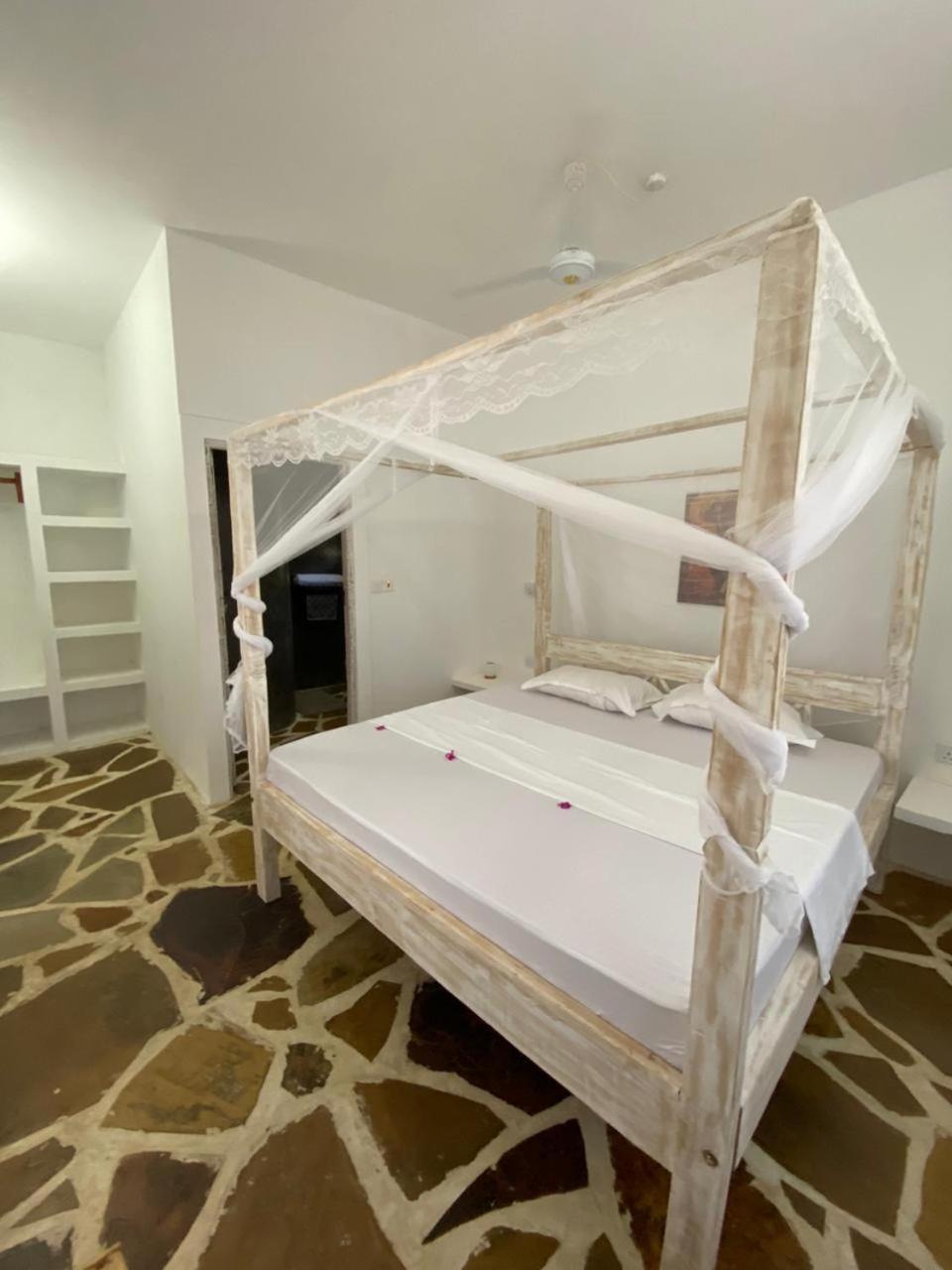 Red Land House Bed & Breakfast Watamu Ngoại thất bức ảnh