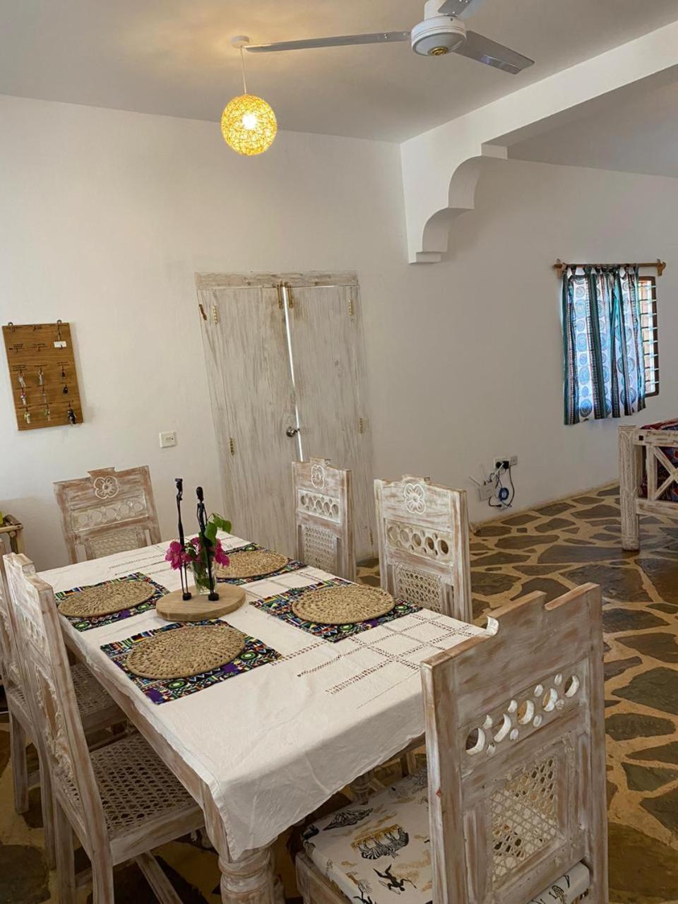 Red Land House Bed & Breakfast Watamu Ngoại thất bức ảnh