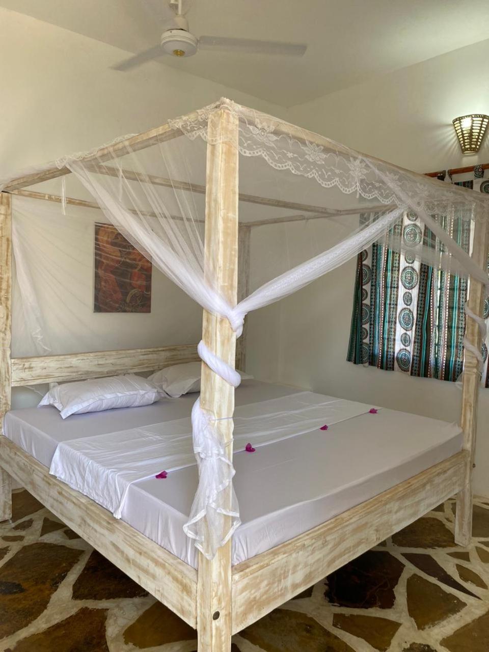 Red Land House Bed & Breakfast Watamu Ngoại thất bức ảnh
